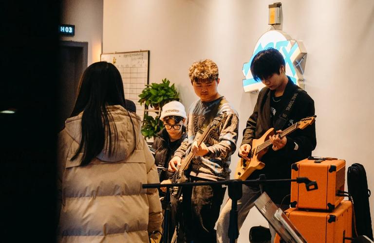 Invictus Gaming 以一场胜利晋级！ Invictus Gaming vs FunPlus Phoenix 首发阵容： TheShy vs sheer