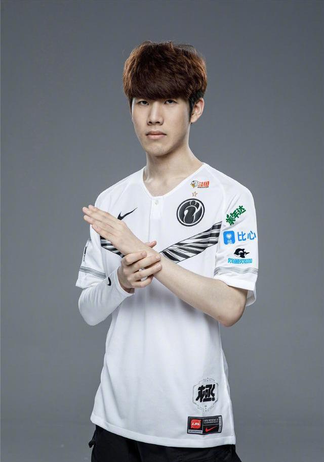 headtr1ck：“我对 B8 感到自信，我看到每个人都尊重我”