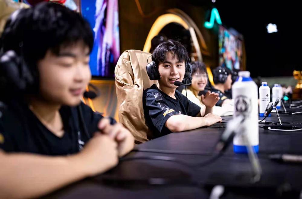 【lpl战报】JDG 2-0 TT：Yagao招牌佐伊轻取TT JDG成功晋级季后赛